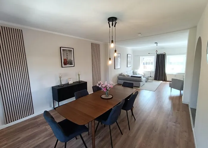 Lofty Maisonette Wohnung, A Lage, 10 Min Zur Messe Fuer Bis Zu 6 Personen Essen