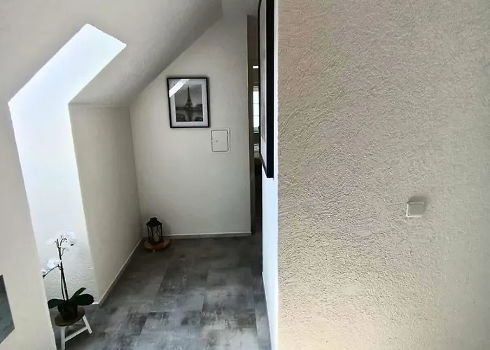 Lofty Maisonette Wohnung, A Lage, 10 Min Zur Messe Fuer Bis Zu 6 Personen Essen